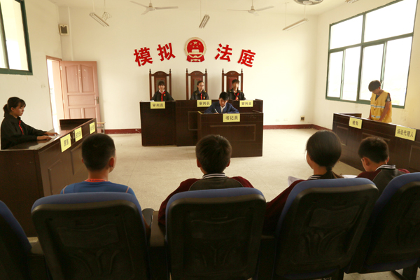 "模拟法庭"正在"开庭"